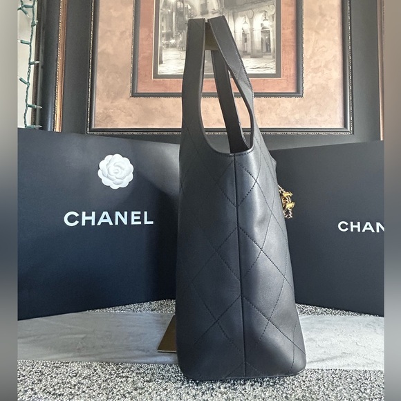 CHANEL (26P) LARGE Shopping Bag Black Calfskin & Gold-Tone Metal - Picture 12 of 17